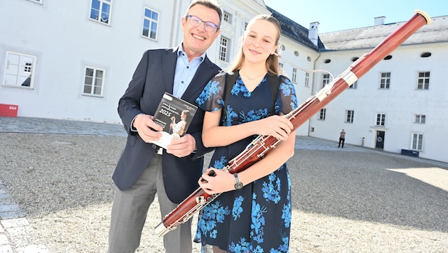 Direktor Hans Brunner mit Fagottschülerin Johanna Gigler die seit zehn Jahren daran festhält.