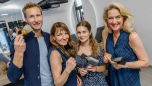 Gemeinderat David Allram-Markel, Firmenchefin Daniela Haas, Mitarbeiterin Vanessa Neller und ...