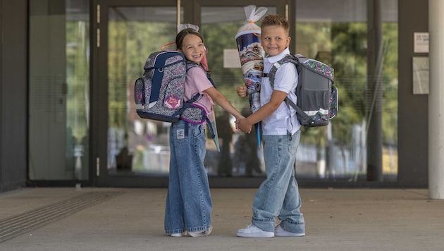 Aufgeregt: Emily und Noah dürfen heute endlich ihre Schultüten auspacken.