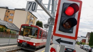 Seit Sonntag fährt die Lokalbahn – begleitet von ständigem Läuten.