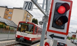 Seit Sonntag fährt die Lokalbahn – begleitet von ständigem Läuten.
