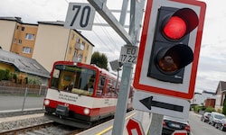 Seit Sonntag fährt die Lokalbahn – begleitet von ständigem Läuten.