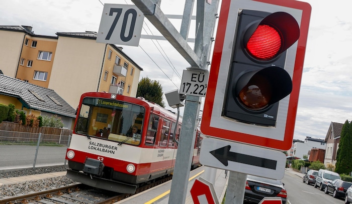 Bei der Haltestelle Oberndorf-Laufen bimmelt es immer, während die Ampel rot zeigt.