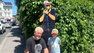 Der kleine Leo (5) und der Schaffer von Charly: Künstler Johann Schreilechner  