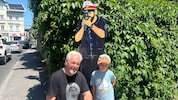 Der kleine Leo (5) und der Schaffer von Charly: Künstler Johann Schreilechner  