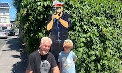 Der kleine Leo (5) und der Schaffer von Charly: Künstler Johann Schreilechner  