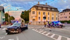 Der BMW eines Rumänen kollidierte mit dem Polizeiauto – darin saß auch ein Festgenommener.