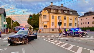 Der BMW eines Rumänen kollidierte mit dem Polizeiauto – darin saß auch ein Festgenommener.