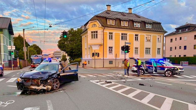 Der BMW eines Rumänen kollidierte mit dem Polizeiauto – dort saß auch ein Festgenommener ...