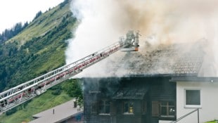 Die Rauchsäule war am Sonntag von weithin zu sehen. 