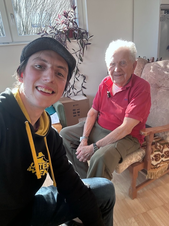 Arnold im Gespräch mit dem damals 100-jährigen Zeitzeugen Ludwig Mittasch