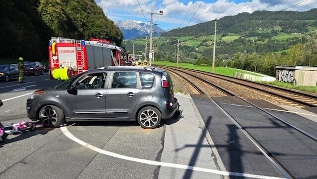 Das Auto wurde von der Feuerwehr St. Johann von den Gleisen geholt.