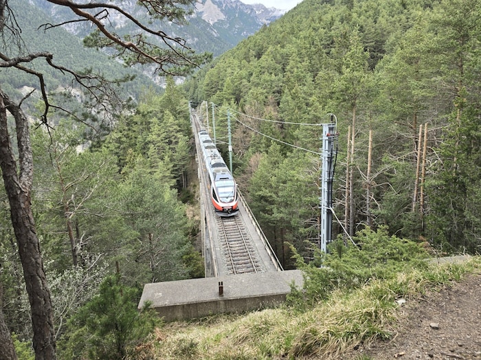 Ein Regionalzug auf der Karwendelbahnstrecke (Archivbild).