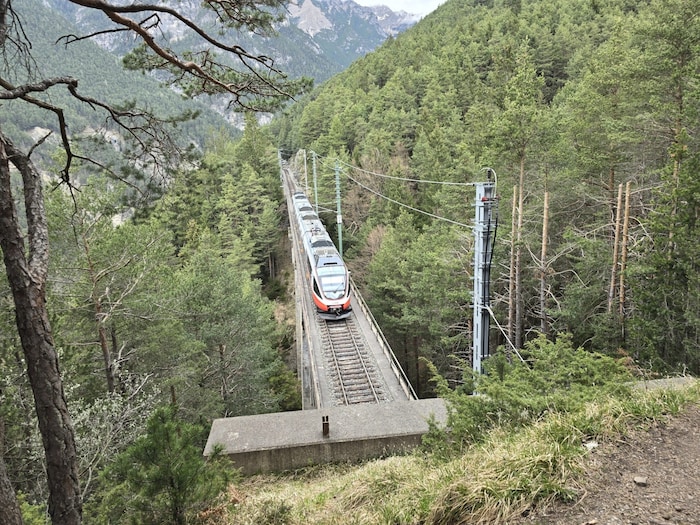 Ein Regionalzug auf der Karwendelbahnstrecke (Archivbild).