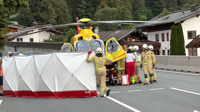 Der Notarzthubschrauber Heli 3 landete auf der Bundesstraße.