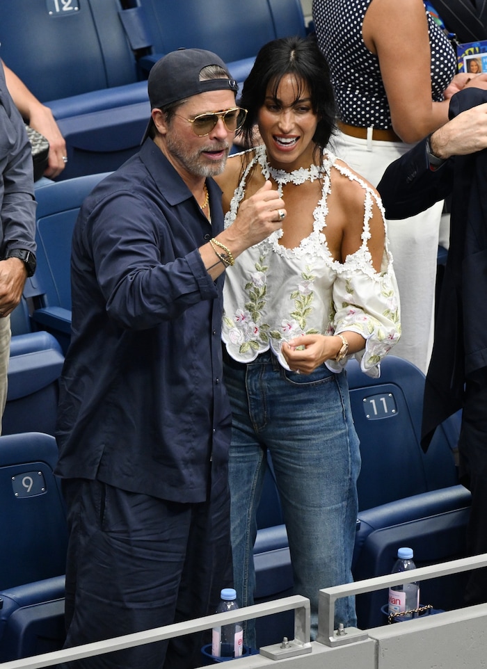 Brad Pitt und Ines de Ramon haben eindeutig Spaß beim Tennis-Match.
