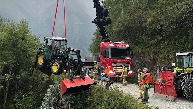 Der verunfallte Traktor wurde mittels Kran geborgen.