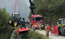 Der verunfallte Traktor wurde mittels Kran geborgen. 