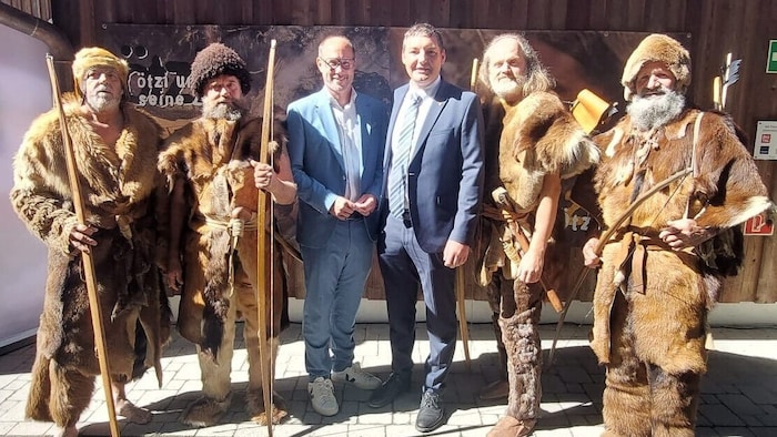 LR Mario Gerber (Mitte li.) mit Ötzi- Dorf-Chef Leonhard Falkner und Eismann- Doubles. Der ...
