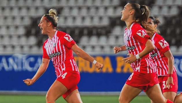 ÖFB-Teamstürmerin Carina Brunold (l.) durfte am Wochenende erstmals in der deutschen Bundesliga ...