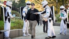 Wahlkämpfer der Partei Neue Menschen – eine vom Kreml kontrollierte Systempartei – verteilen ...