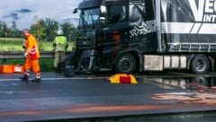 Diesel und weitere Betriebsmittel flossen auf die Fahrbahn.