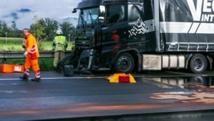 Diesel und weitere Betriebsmittel flossen auf die Fahrbahn.