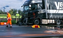 Diesel und weitere Betriebsmittel flossen auf die Fahrbahn.