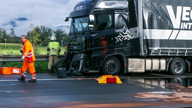 Diesel und weitere Betriebsmittel flossen auf die Fahrbahn.
