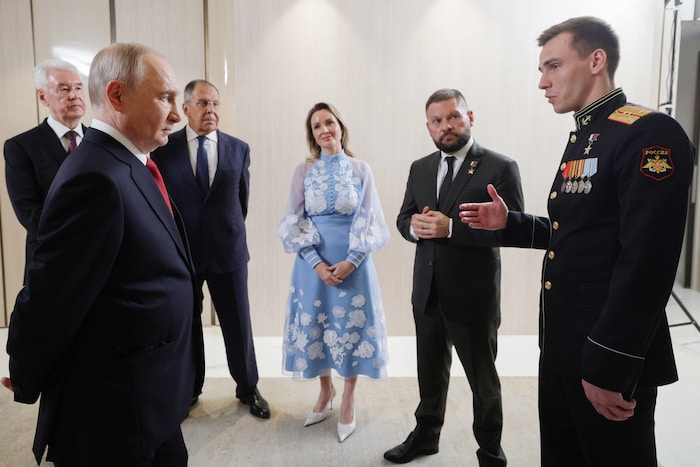 Putin mit der Führungsriege von Einiges Russland – formal ist der Machthaber kein ...
