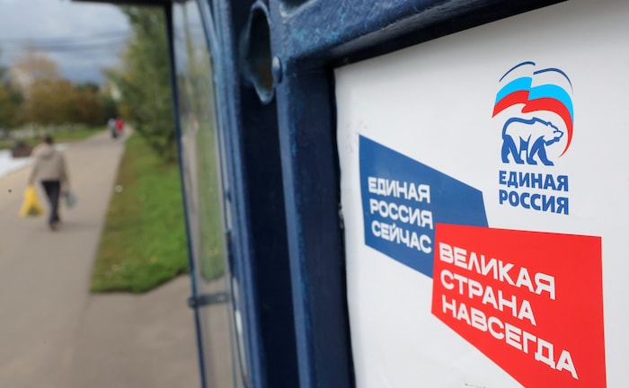 Wahlplakat von Einiges Russland mit dem Parteilogo in Moskau