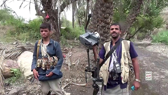 Die Houthi-Miliz (hier mit einer vermeintlich abgeschossenen Drohne) bedroht weiterhin die ...