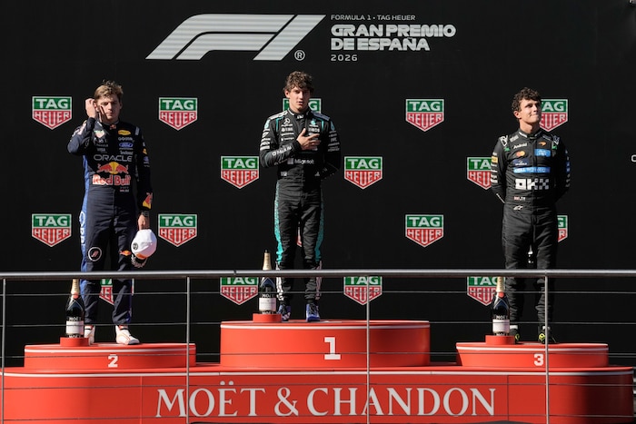 Kimi Antonelli (m.) triumphierte vor Max Verstappen (l.) und Lando Norris (r.).
