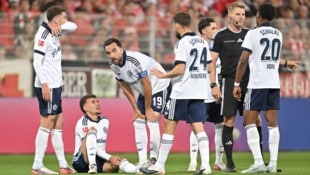 Die fatale Szene im Spiel gegen Union Berlin: Dejan Ljubicic (am Boden sitzend) hat sich am ...