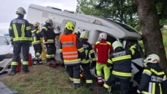 Nach dem Zusammenstoß mit einem Pkw fuhr das Wohnmobil gegen einen Baum. 