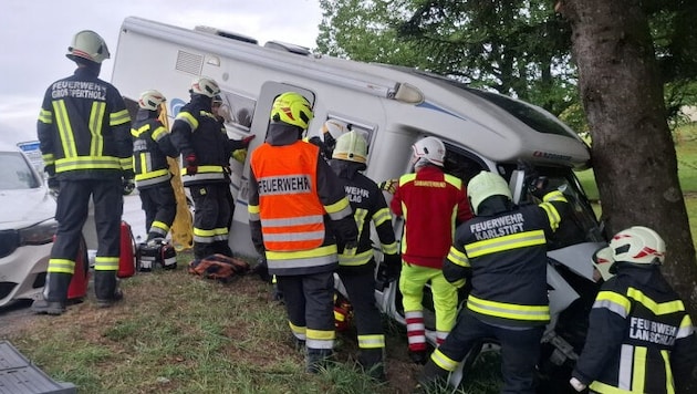 Nach dem Zusammenstoß mit einem Pkw fuhr das Wohnmobil gegen einen Baum.