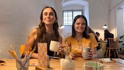 Selina gemeinsam mit ihrer Mentee beim Keramikbemalen.