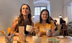 Selina gemeinsam mit ihrer Mentee beim Keramikbemalen.