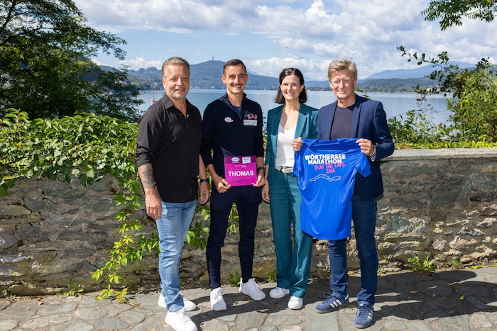 Theissl, Läifer Messner mit seiner Startnummer, Widu und Landessportchef Arthofer.