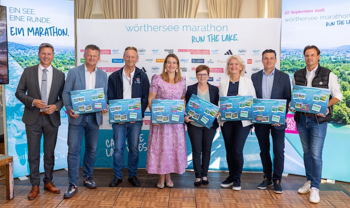 LH Fellner mit den Bürgermeistern und Vertretern der Wörthersee-Gemeinden, durch die gelaufen ...