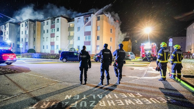Die Bewohner des Häuserblocks verloren als Folge des Brandes für mehrere Monate ihr Dach über ...