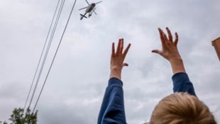 Der Hubschrauber mit den Superhelden an Bord im Landeanflug.