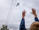 Der Hubschrauber mit den Superhelden an Bord im Landeanflug.