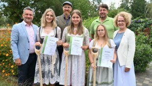 Siegern gratuliert: Direktor Andreas Kovac, Anika Hiermann, Rene Pollross, Marie- Theres ...