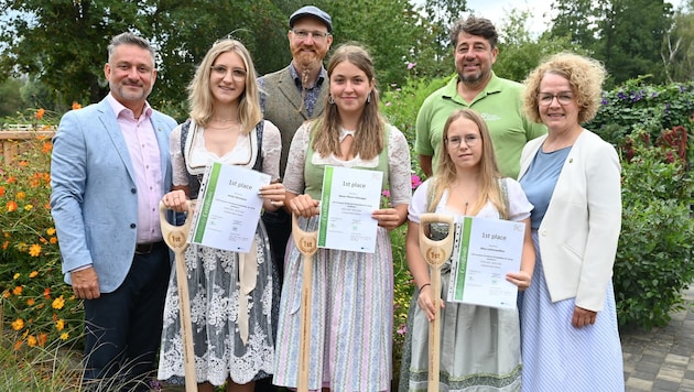 Siegern gratuliert: Direktor Andreas Kovac, Anika Hiermann, Rene Pollross, Marie- Theres ...