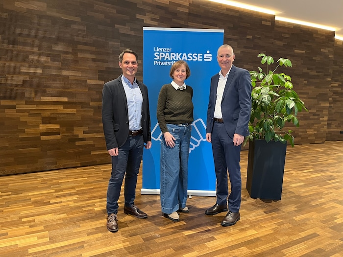 Der Vorstand der Sparkassen-Privatstiftung: Michael Schneeberger, Gabriele Lehner und Martin ...