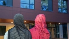 Fürs Symbolbild stellten sich zwei Mädchen vor die MS 17 in Linz.