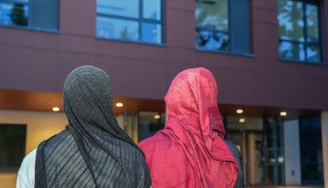 Fürs Symbolbild stellten sich zwei Mädchen vor die MS 17 in Linz.
