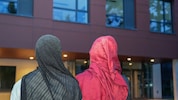 Fürs Symbolbild stellten sich zwei Mädchen vor die MS 17 in Linz.