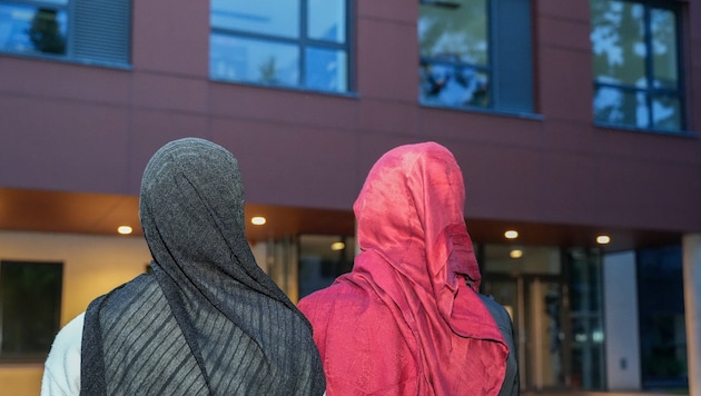 Fürs Symbolbild stellten sich zwei Mädchen vor die MS 17 in Linz.